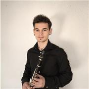 Soy muy enérgico, me adapto a las necesidades de cada alumno y focalizo la enseñanza a disfrutar de la música. Mi especialidad son los niños aunque me adapto a cualquier perfil.